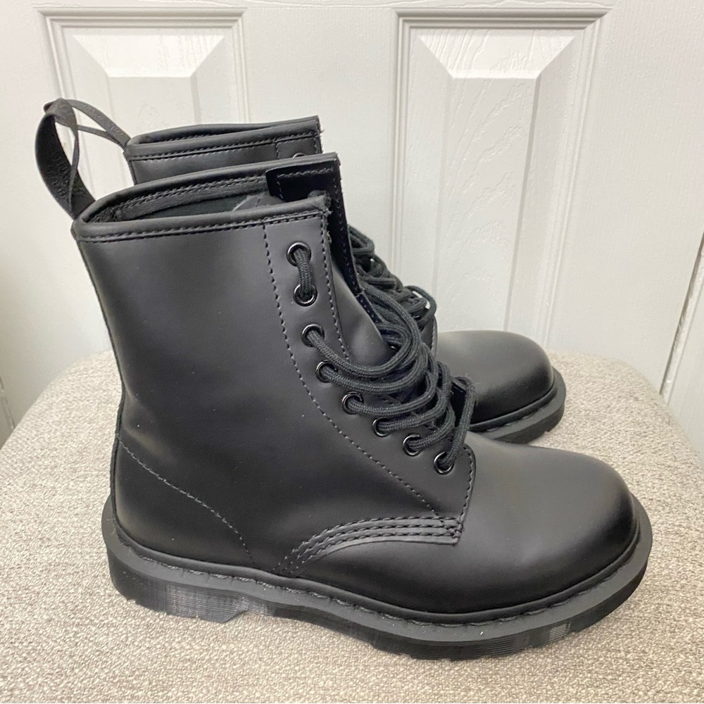 LIKE NEW - Dr.Marten 1460 Boots Mono Pascal Unisex Smooth Leather - size 6M